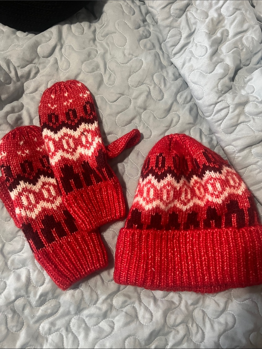 Universal Thread Red Fair Isle Knit Beanie and Mittens Set NWOT - Rare Find